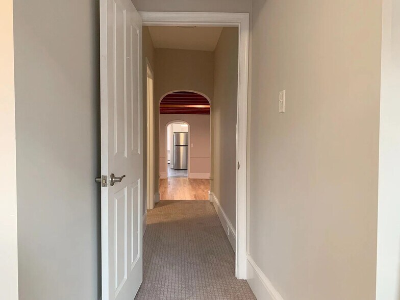 Building Photo - 142 E Gay St