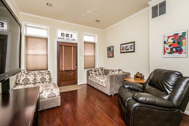 Building Photo - Stylish End-of-Group 2 bd 2.5bth Home in P...