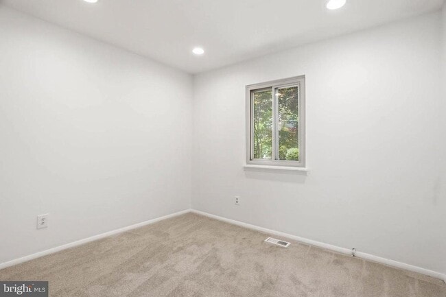Building Photo - 131 Lee Dr