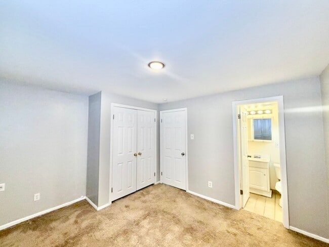 Building Photo - 387 S Queen Cir