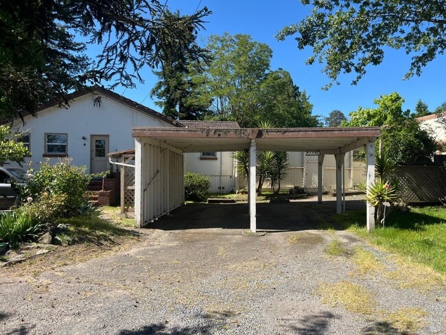 Building Photo - 20 Eucalyptus Rd