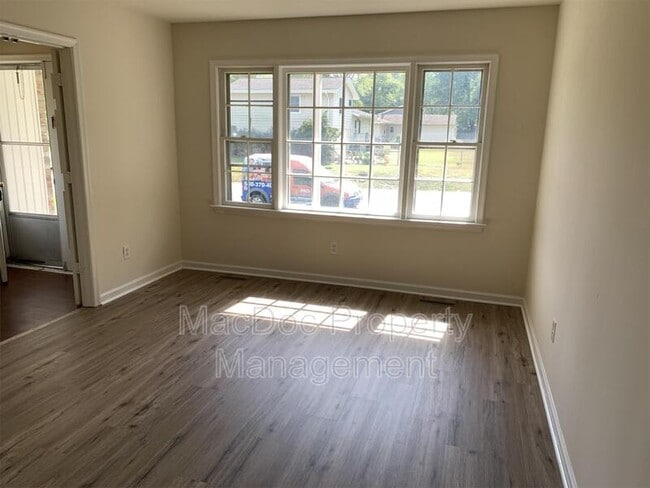 Building Photo - 918 Churchill Dr