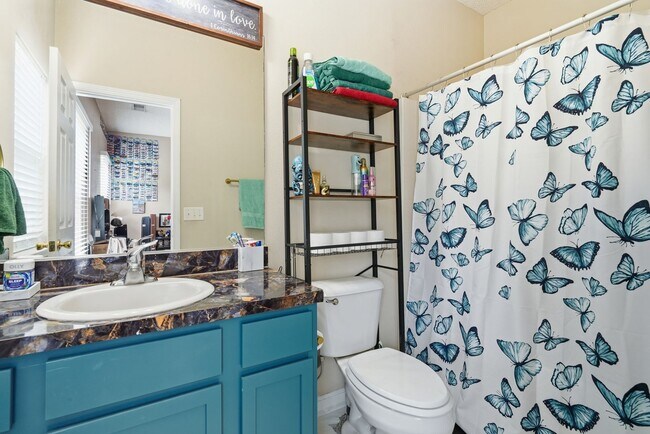 Building Photo - Charming 3BR Home in Richmond Hill with Pond View & Great Location!