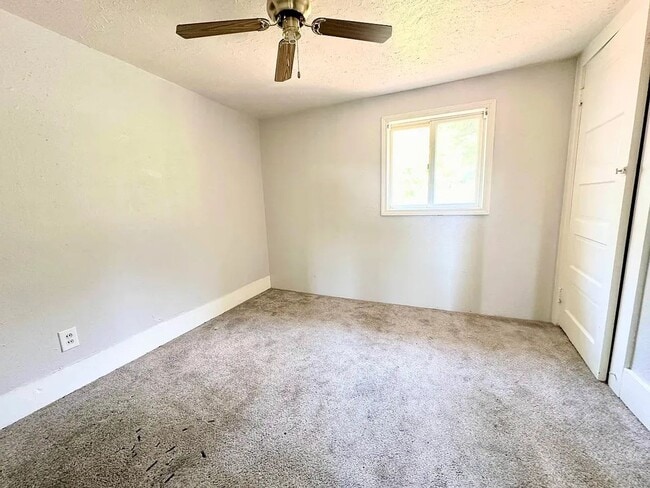 Building Photo - Cute 2 Bedroom, 1 Bath Home Pitcairn, PA | Section 8 Accepted
