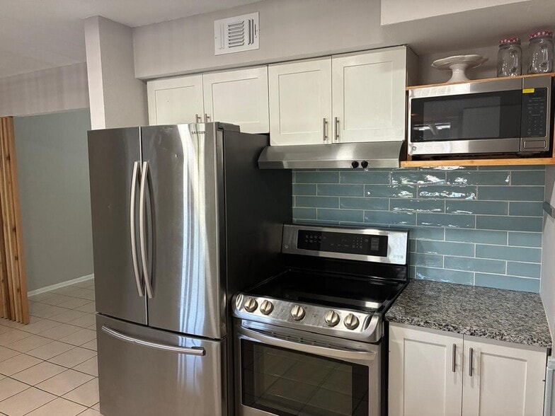 Building Photo - 105 W Silver Sands Dr