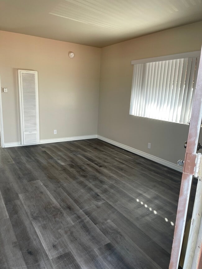 Building Photo - 6110 Vineland Ave