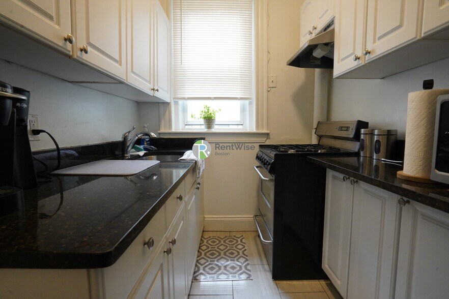 Building Photo - 42 Strathmore Rd