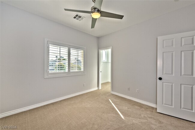Building Photo - 275 Spectacular St