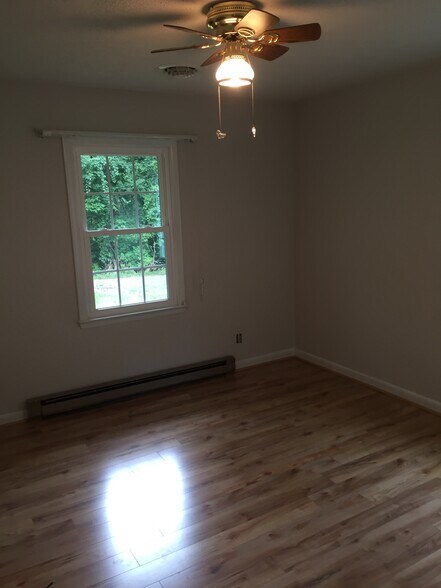 Building Photo - 18 Oakwood Dr