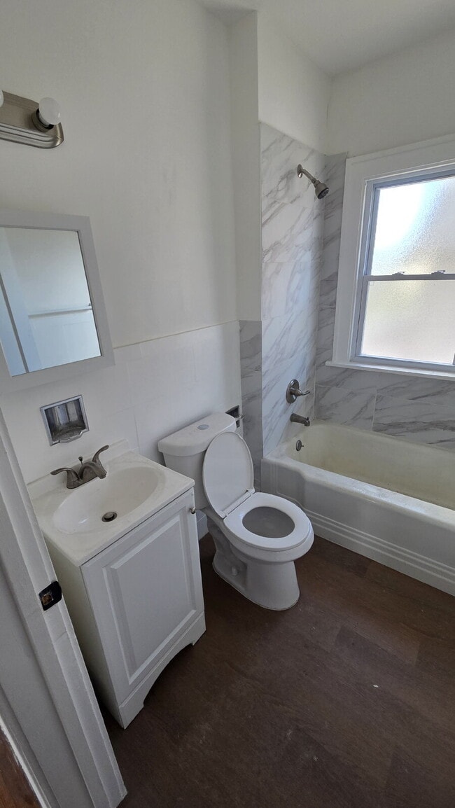 Building Photo - Bright & Airy 2-Bedroom Upper Unit