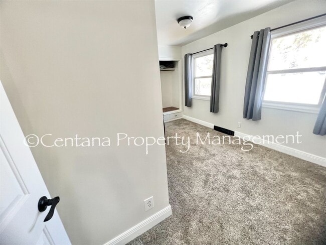 Building Photo - Large 2 bedroom house with an oversized ga...