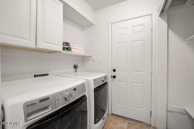 Building Photo - 3915 E Larkspur Dr