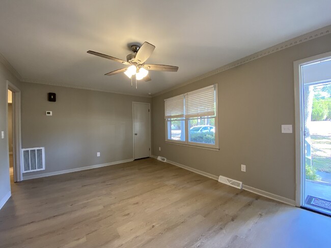 Building Photo - "Charming 2-Bedroom Gem with 850 Sq Ft of ...