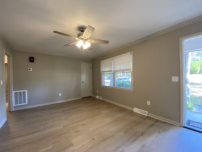Building Photo - Spacious 2-Bed Duplex in Simpsonville – Pr...
