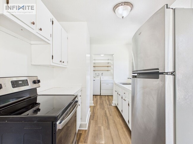 Building Photo - Cute As A Button 3 Bedroom