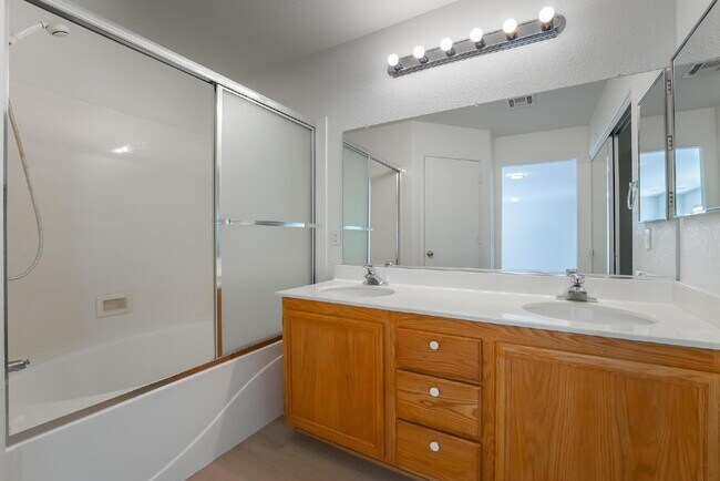 Building Photo - 4 bedroom, 2.5 bathroom, Summerlin Home, Low Maintenance Yard