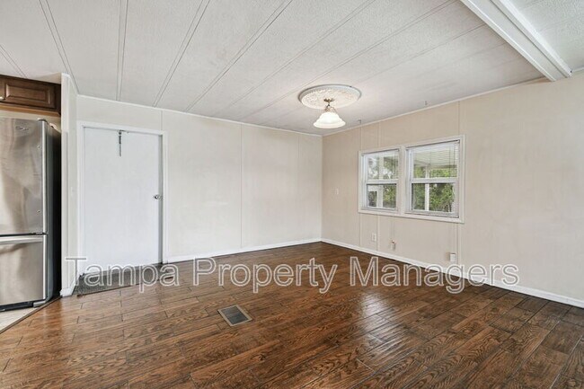 Building Photo - 242 Country Ln
