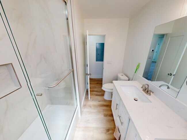 Building Photo - Newly Renovated 5 bedroom house!