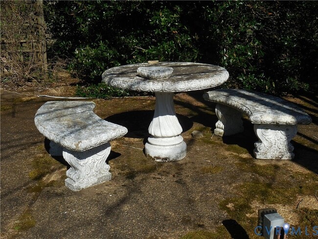 Building Photo - 1239 E Jack Jouett Rd