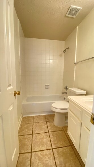 Building Photo - 2503 Westerlake Dr
