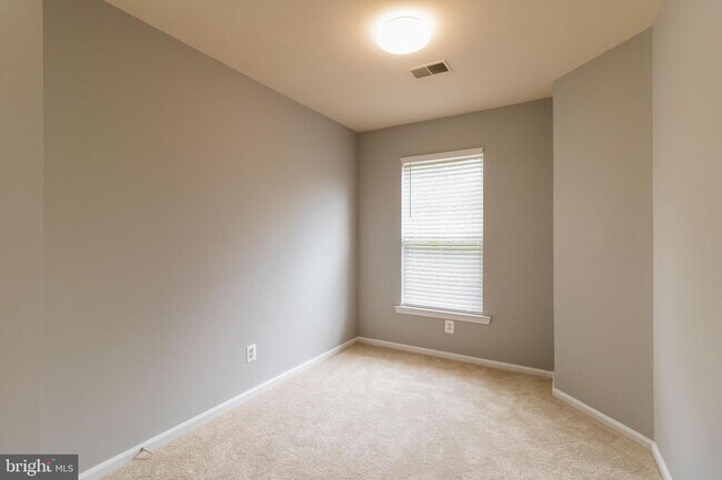 Building Photo - 43147 Huntsman Square