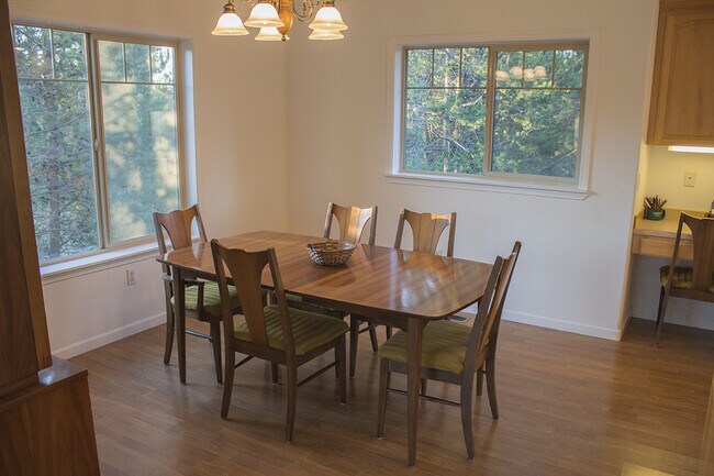 Building Photo - Furnished Seasonal Rental Through May 31, ...