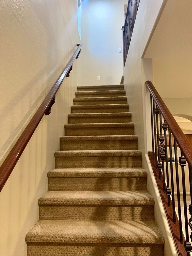 Building Photo - MOVE IN SPECIALS !! 4BD 3BA in South Tempe...