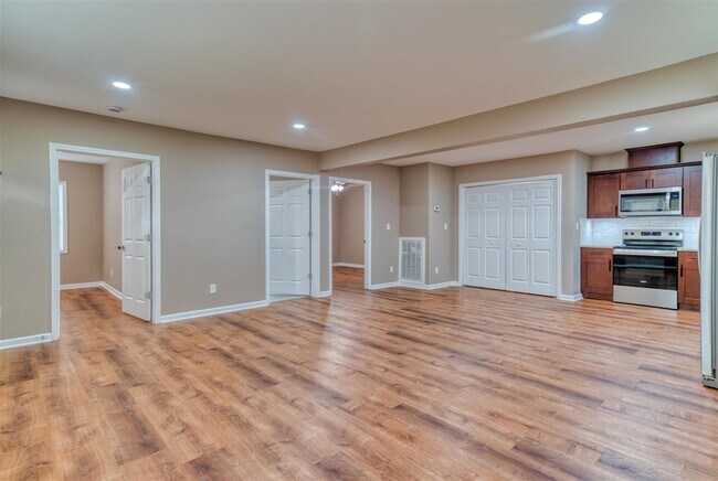 Building Photo - 704 W 7th St