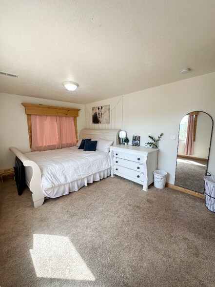 Building Photo - 462 E Pine View Dr
