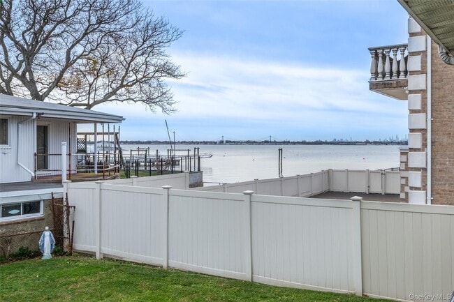 Building Photo - 10 Pell Pl