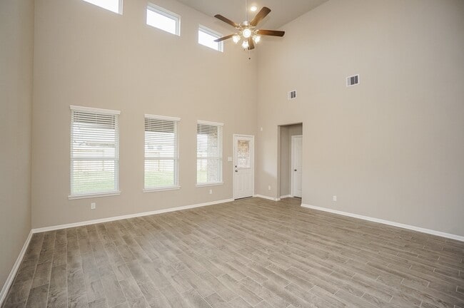 Building Photo - 5463 Grand View Dr