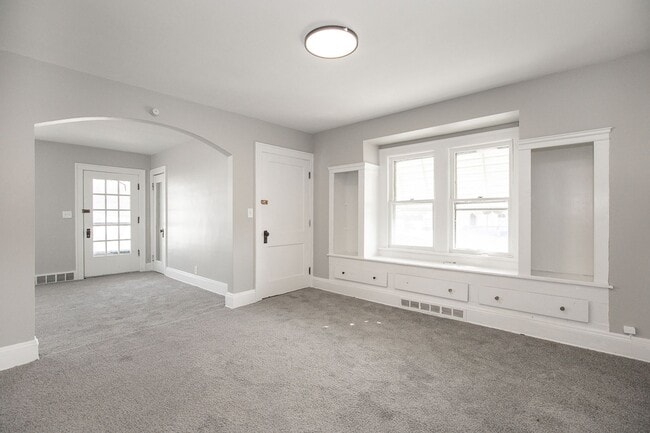 Building Photo - 4 BED, 1 BATH BEAUTIFUL SINGLE-FAMILY HOME IN CLEVELAND!