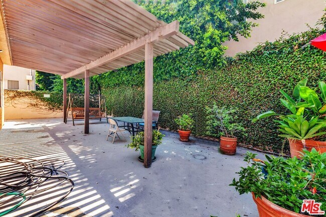 Building Photo - 4477 Woodman Ave