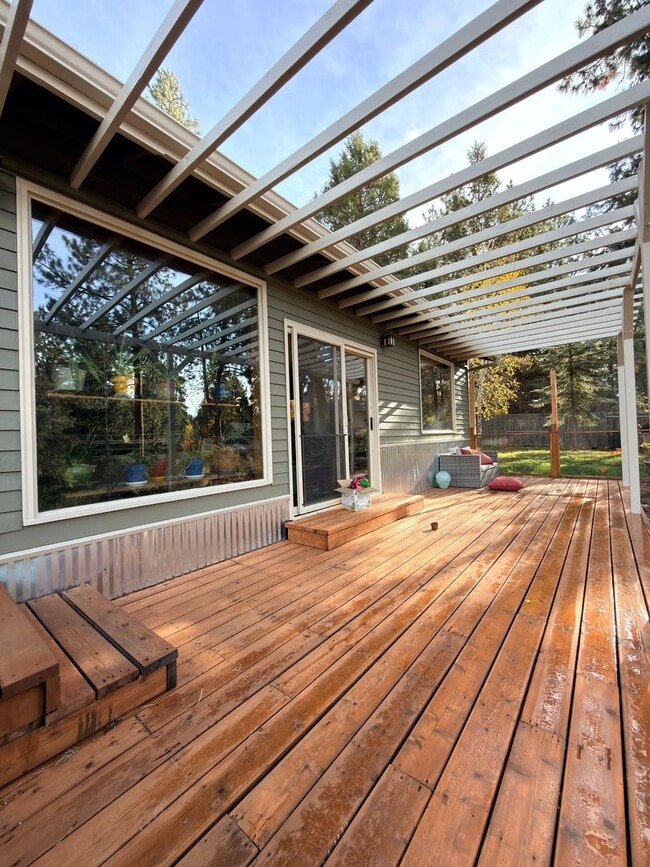 Building Photo - SEASONAL FURNISHED SHORT TERM RENTAL Offering Great Vibe! ALL UTILITIES PAID BY THE SELLER...