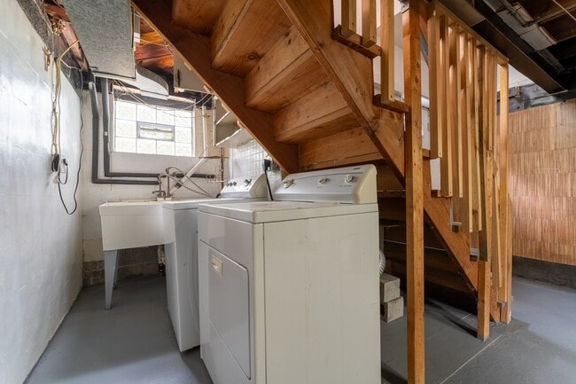 Building Photo - 947 Brintell St