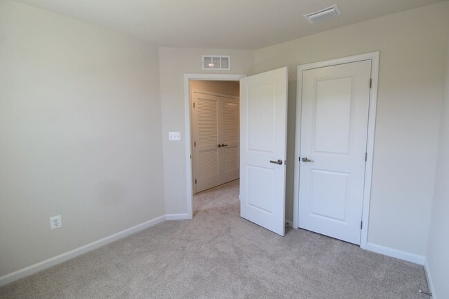 Building Photo - Never-Lived-In Luxury: Modern 3-Level Living + Garage in Orchard Ridge