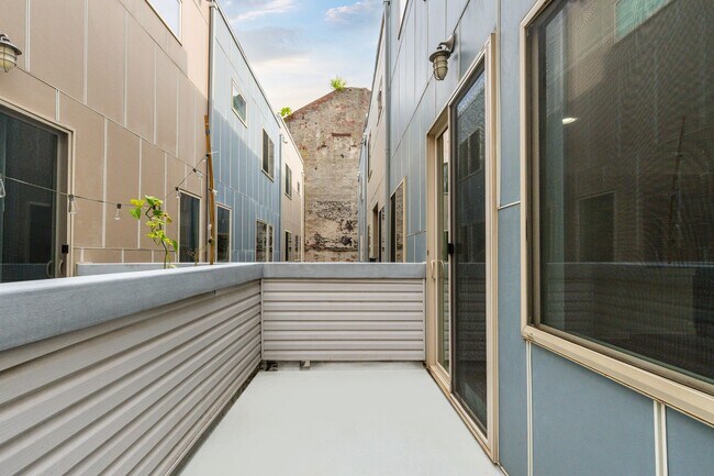 Building Photo - 1221 Mt Vernon St