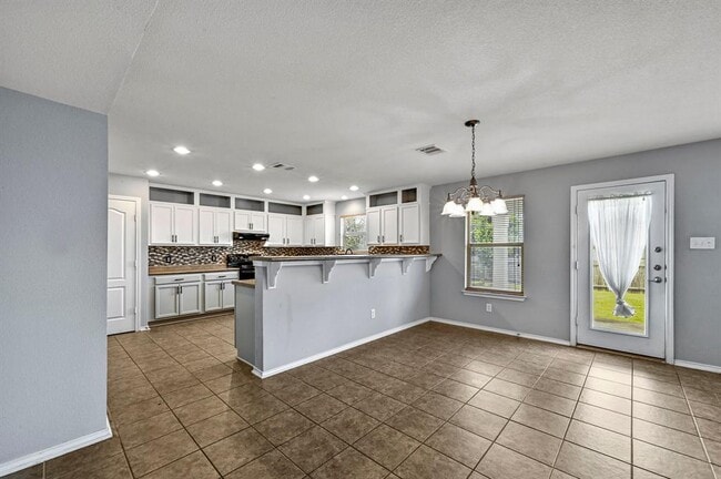 Building Photo - 214 Briarwood Dr