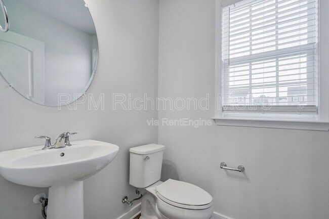Building Photo - 1413 Kerr Dr