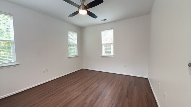 Building Photo - 662 Lacy Oak Dr