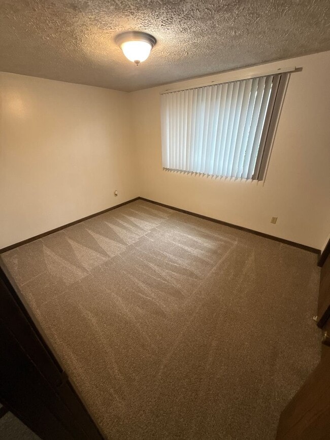 Building Photo - Spacious 2-bedroom, 1-bath lower-level duplex