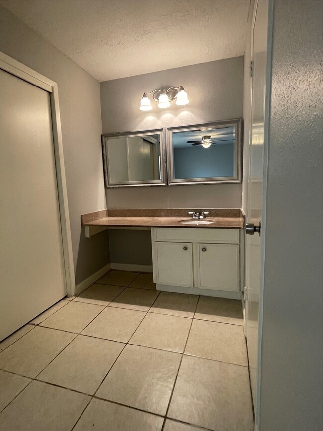 Building Photo - 7622 Bubbling Spring Ln