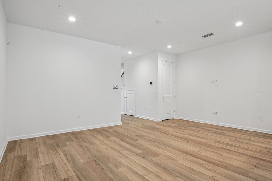 Building Photo - 1653 Pinecliff Dr