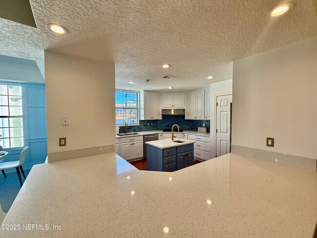 Building Photo - 315 S Ocean Grande Dr