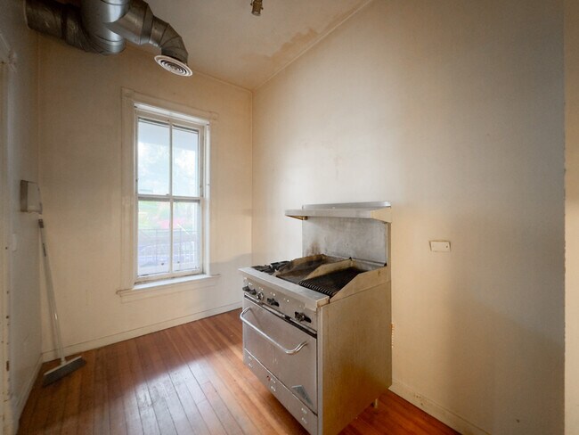 Building Photo - 723 W Wrightwood Ave