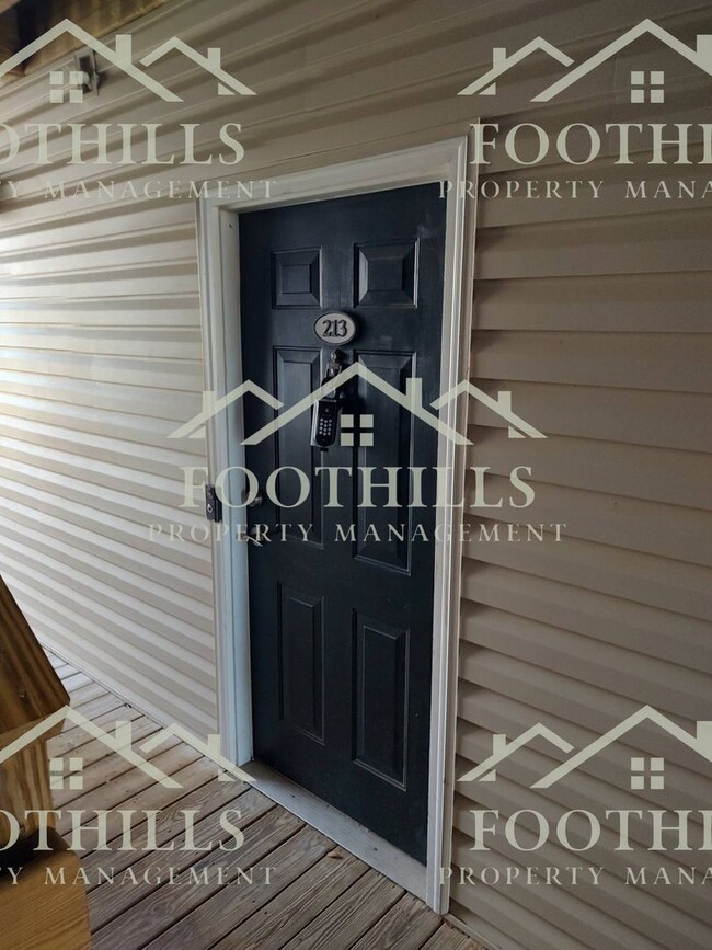 Building Photo - 213 Lookover Dr