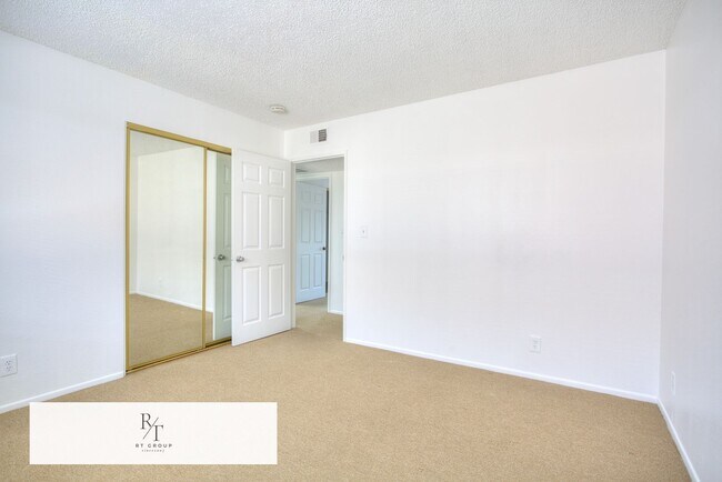 Building Photo - Beautiful Front Unit in Gated Community – ...