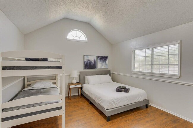 Building Photo - 7402 Brookhaven Dr