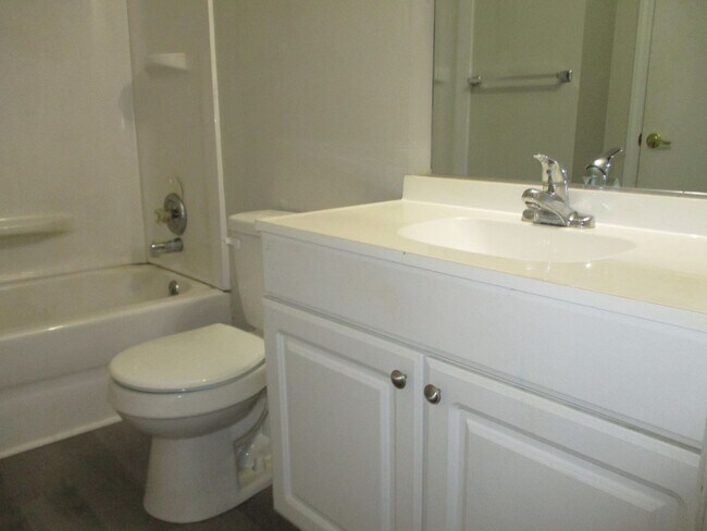 Building Photo - Inviting 2 bedroom duplex apartment in the...
