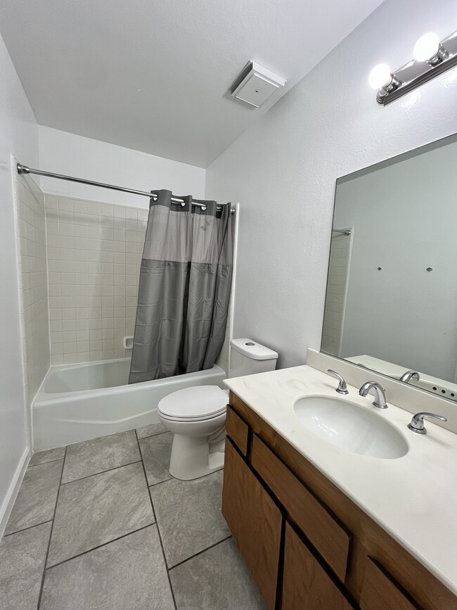 Guest Bath - 37273 Bankside Dr